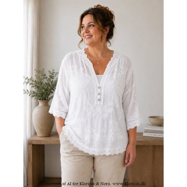Asta broderi bluse fra Janne K – feminin bluse. Hvid