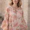 Chiffonbluse med rosa blomster fra Janne K.