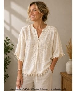 Elise Ivory bluse fra Janne K – feminin bluse med broderier