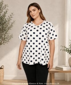 Jennifer t-shirt fra Cassiopeia – plus size t-shirt med prikker. Blå