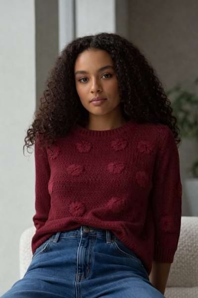 Nori strik pullover fra Ofelia – Bordeaux strik med strukturdetaljer