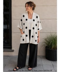 Signatur strik cardigan fra Janne K – kraftig cardigan. Råhvid